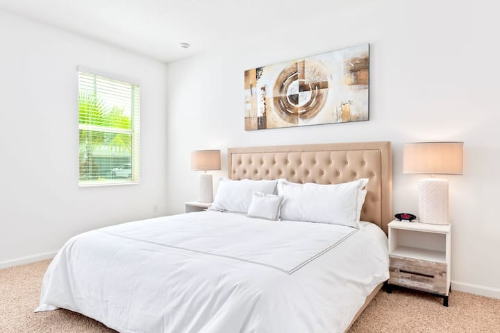 Ელეგანტური დიდი საძინებელი ნეიტრალური ტონებითა და თანამედროვე დეკორით