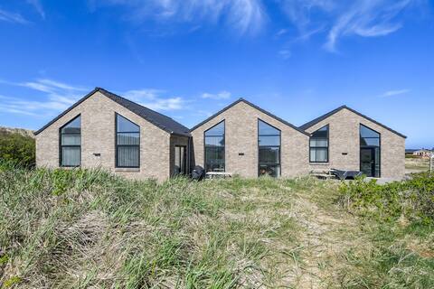 Newly built luxury house right by the sea - SJ560