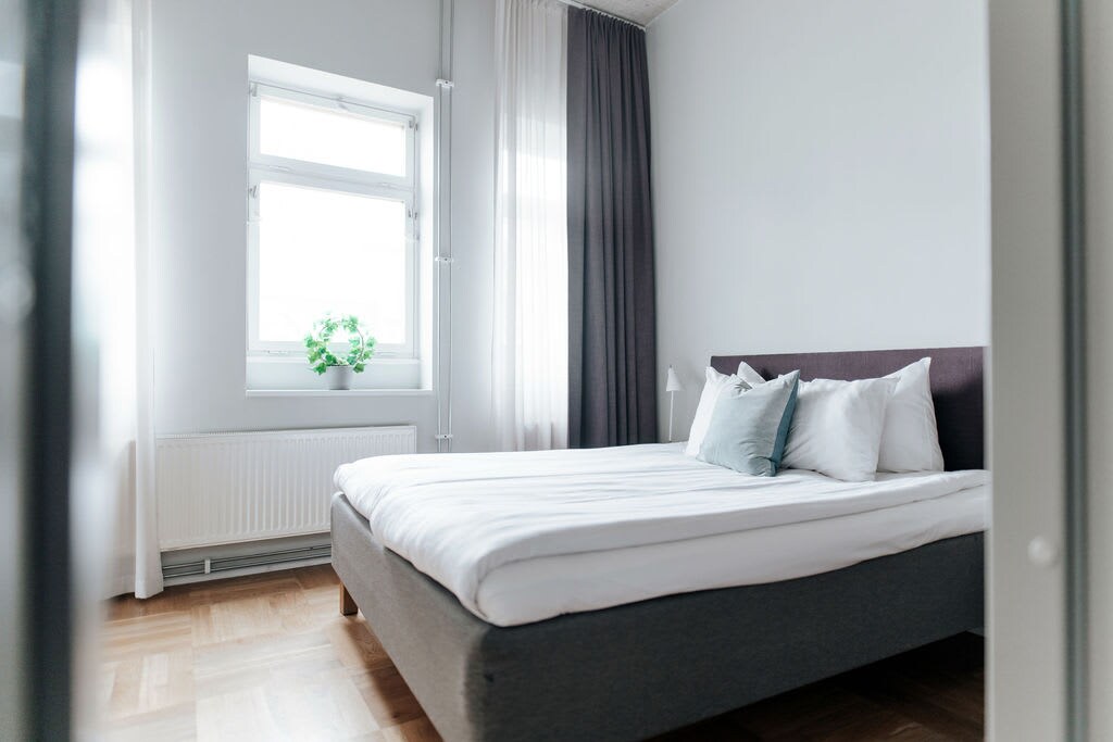 El dormitorio tiene una cama de 160 cm de ancho con capacidad para dos personas cómodamente.