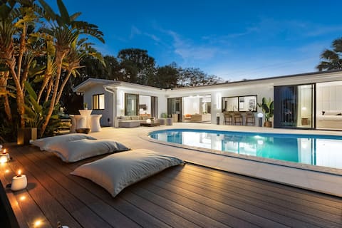 Modern 5 bedroom with Pool/Game room on the water