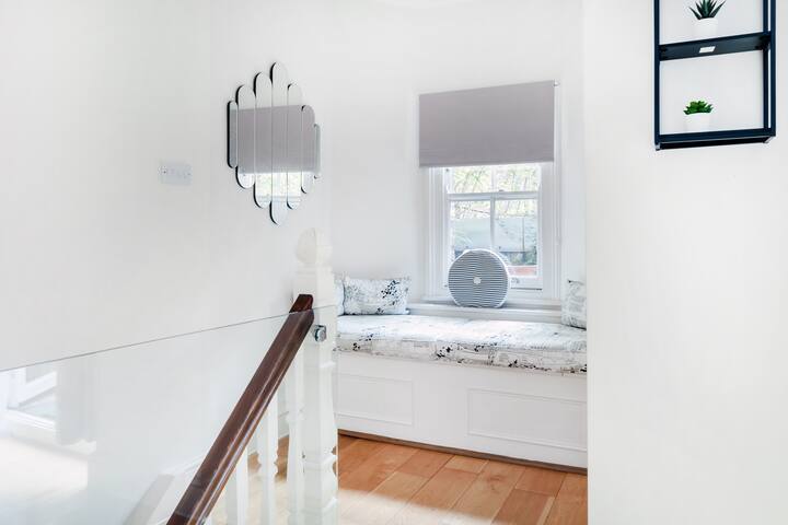 Beautiful 4 Bedroom House near Paddington Station gallery image 5