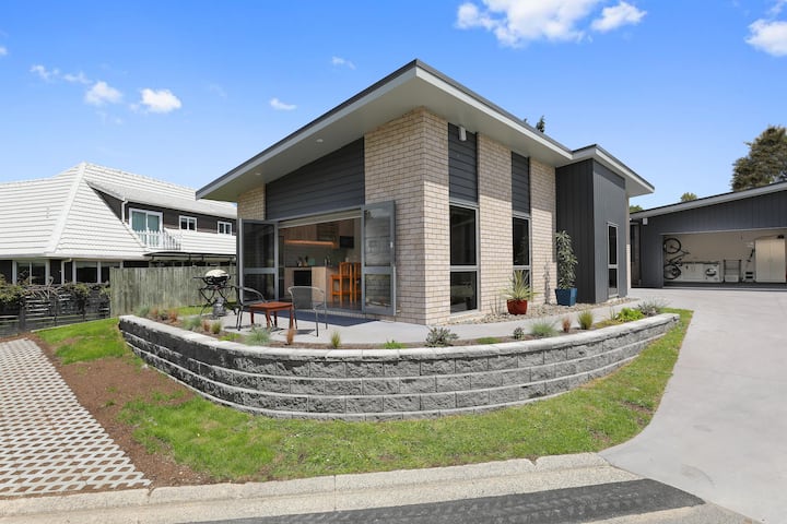 Modern & Spacious | Ride To The Redwoods Forest - Rotorua