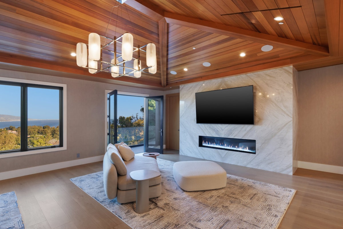 Zona de estar del dormitorio principal con una acogedora chimenea