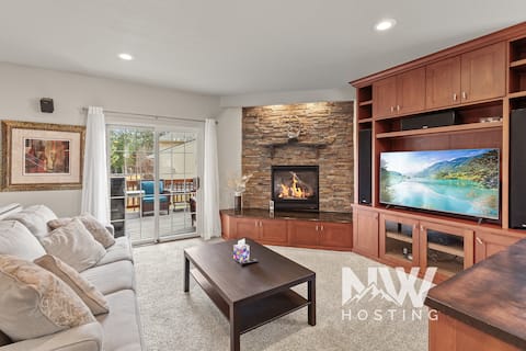 Twin Lakes Townhouse—Golf Views, Game Room, Pool!