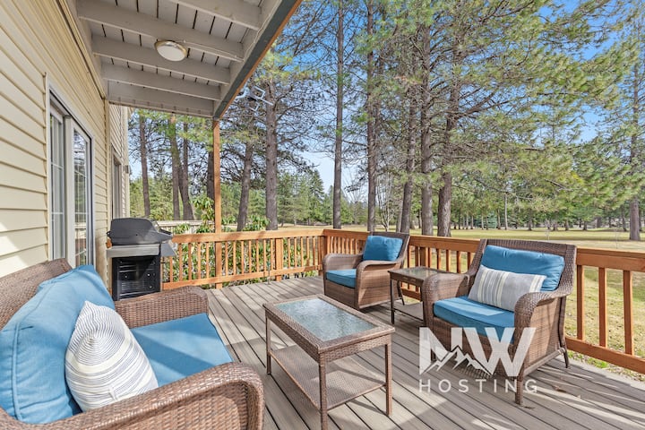 Twin Lakes Townhouse—Golf Views, Game Room, Pool!