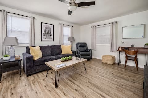 Charming 2 Bedroom Moline Home-Quiet Neighborhood