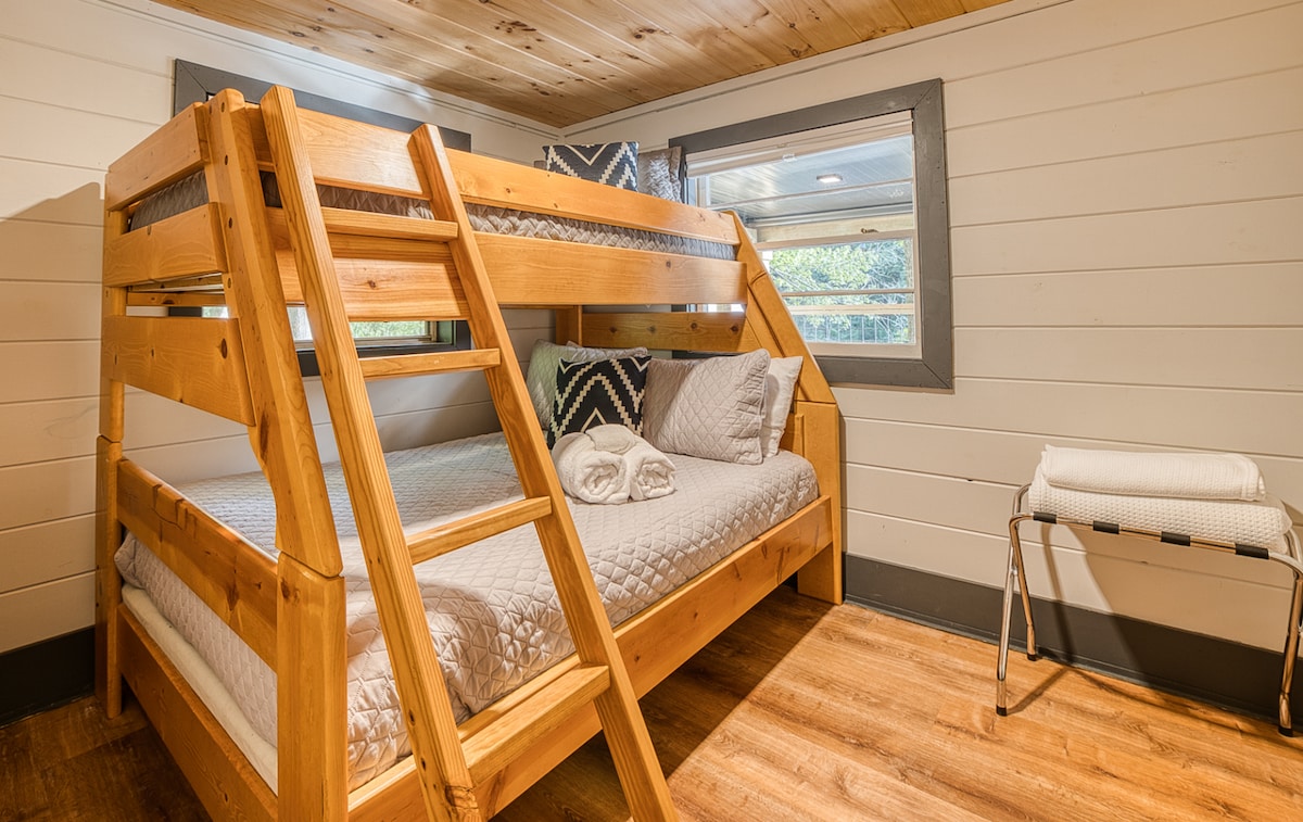 Spavaća soba na donjem katu - bračni krevet (širine 150-179 cm)