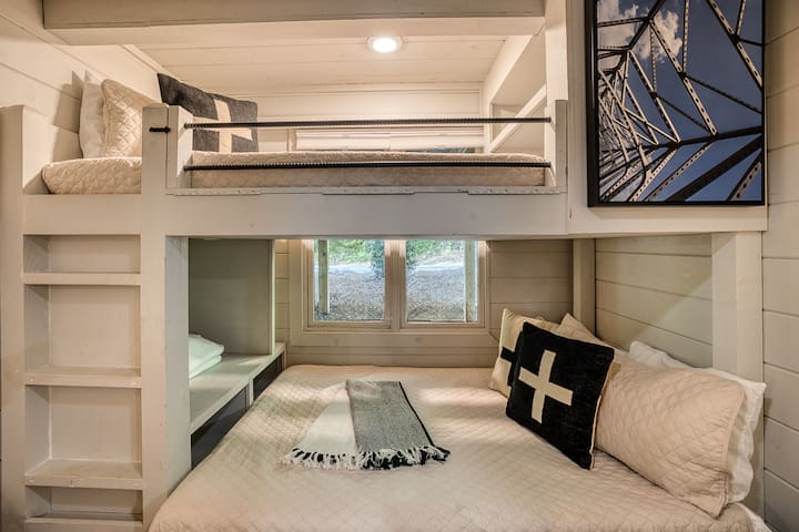 הילדים יאהבו את מיטות הקומתיים בסלון למטה.