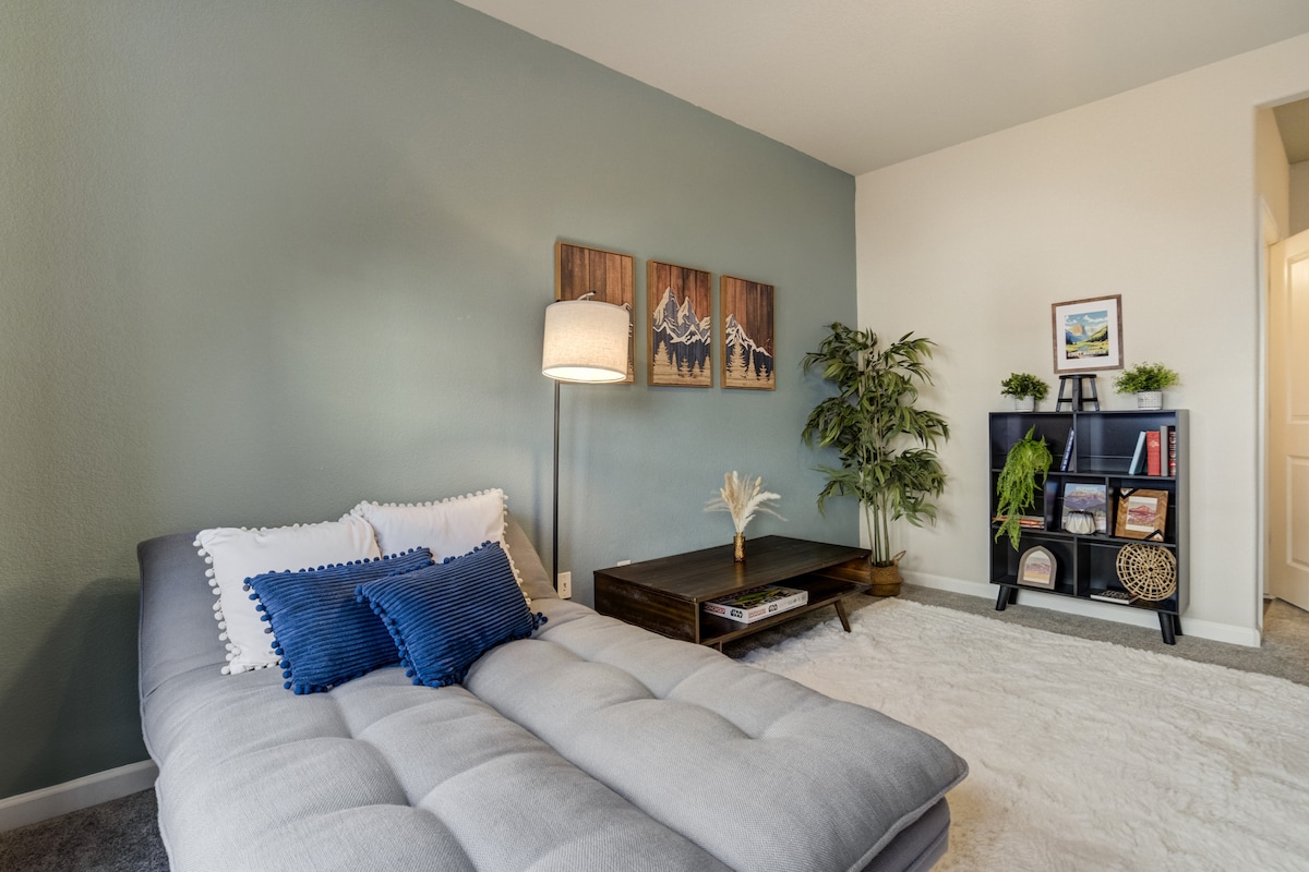 Una oficina privada con futón, escritorio adicional y televisor inteligente.