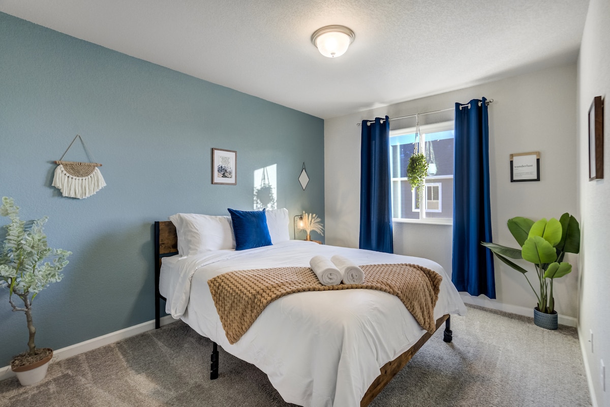 El dormitorio tres cuenta con una cómoda cama tamaño queen.