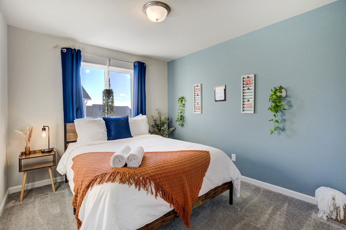 El dormitorio dos cuenta con una cómoda cama tamaño queen.