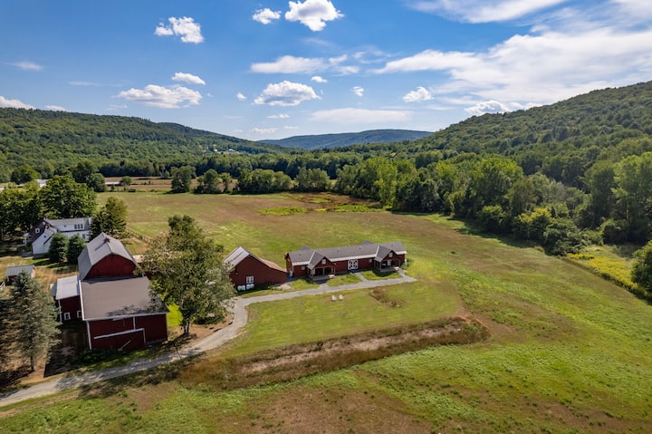 Carriage House Barn With Sweeping Farm Views - Quechee, VT
