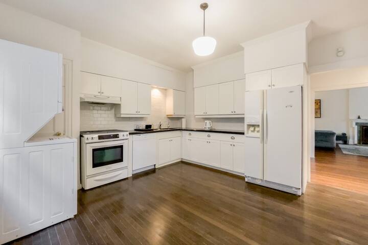 Entire Home in Forest Hill gallery image 5