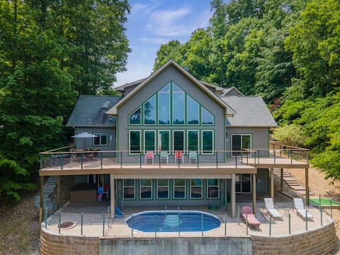 Lakefront home w/pool & hot tub