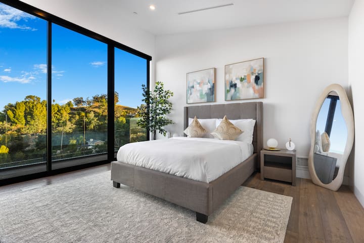 Skyline Luxe Escape w/ Unmatched Views & Serenity