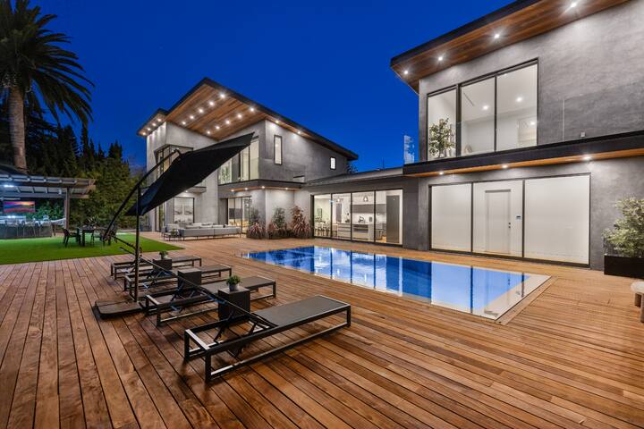 Skyline Luxe Escape w/ Unmatched Views & Serenity gallery image 3