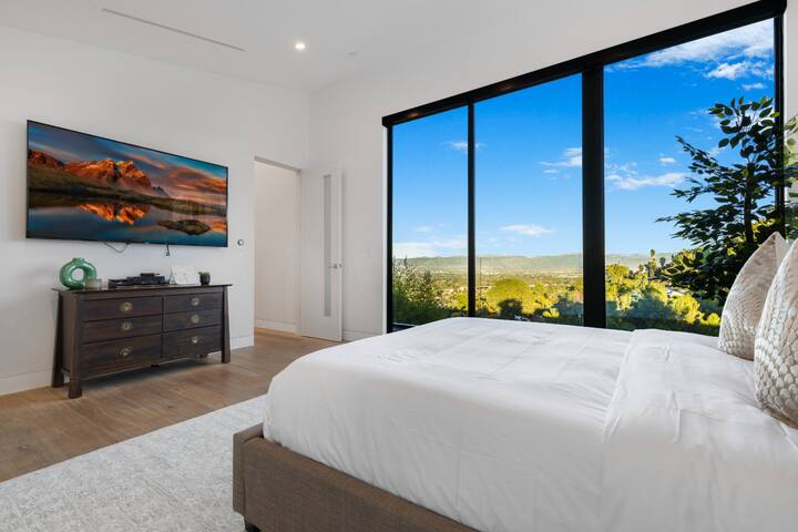 Skyline Luxe Escape w/ Unmatched Views & Serenity gallery image 2