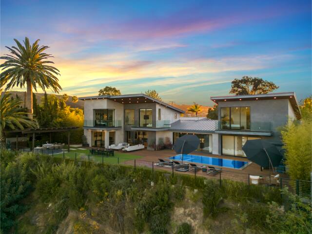 Skyline Luxe Escape w/ Unmatched Views & Serenity gallery image 4