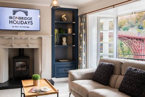 Number Six: 3-Bedroom Iron Bridge Views
