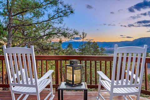 Expansive Monument Home: Hot Tub & Mountain Views!
