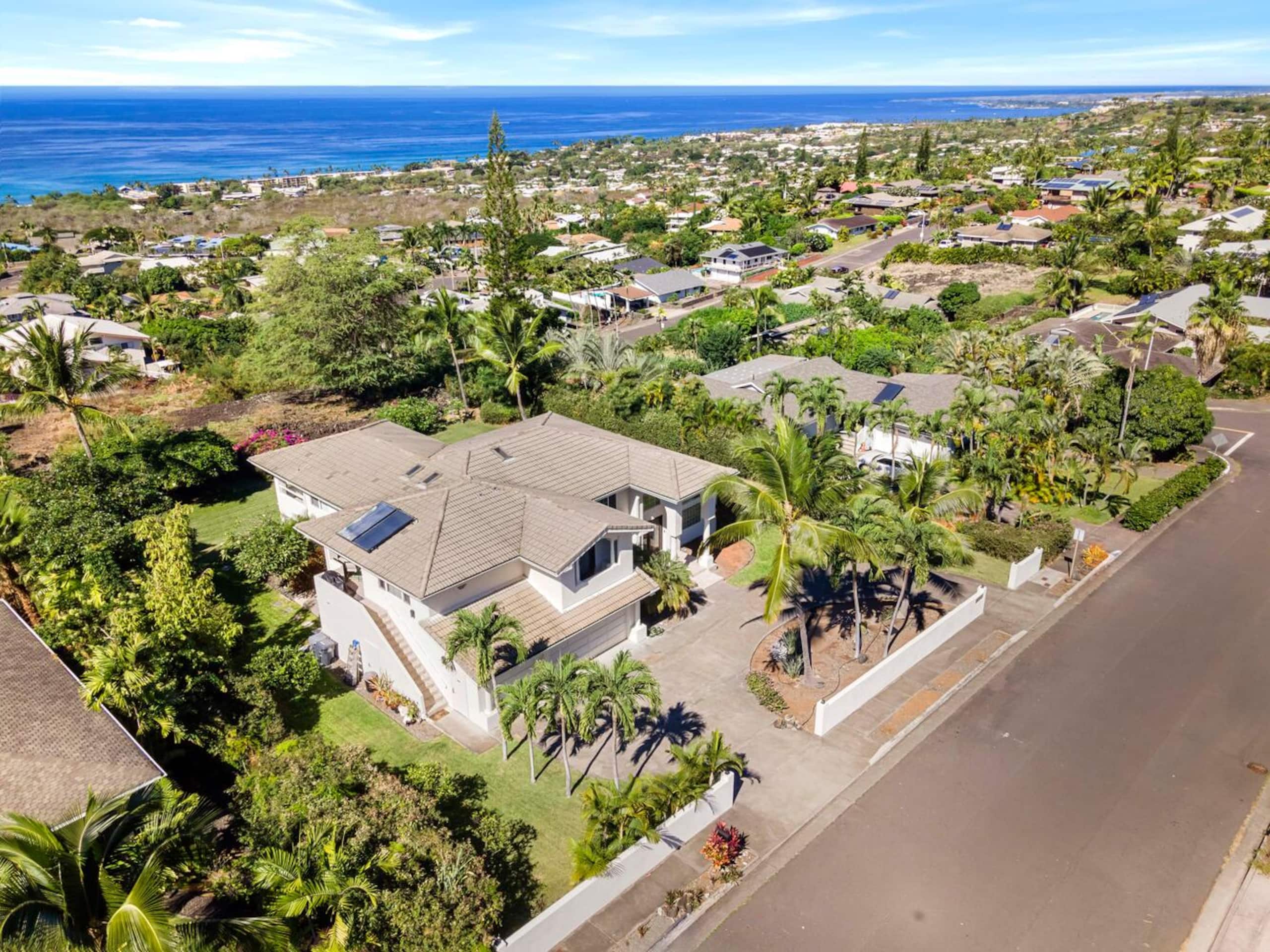 Home in Kailua-Kona · ★4.53 · 3 bedrooms · 6 beds · 3 baths - Image 43