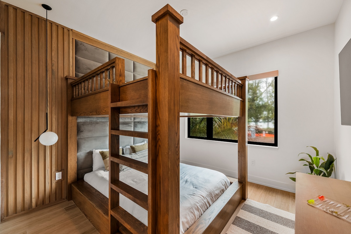 Fourth Bedroom, Queen/Queen Bunk