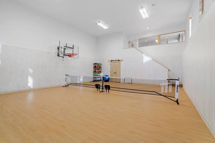 MINNeSTAY* The Happy Home | Sport Court! gallery image 4