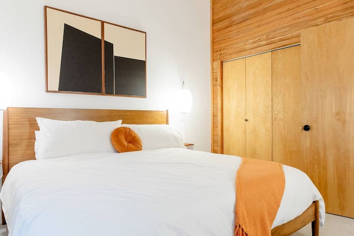 חדר שינה ראשי למעלה עם מיטת קינג סייז. 