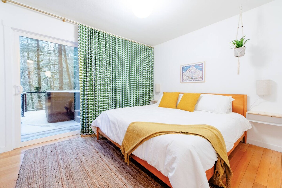 Dormitorio en el piso principal con cama tamaño king. 