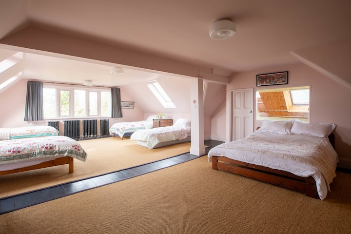 Spálňa 6 s manželskou posteľou, tromi samostatnými matracmi a 3 matracmi na podlahe