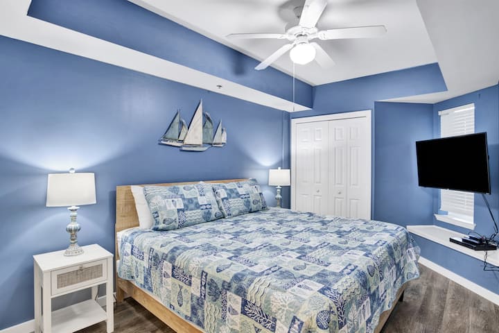 Hlavná spálňa s manželskou posteľou King, 2 nočnými stolíkmi, nástennou inteligentnou televíziou, dvojlôžkom, stropným ventilátorom a vlastnou kúpeľňou