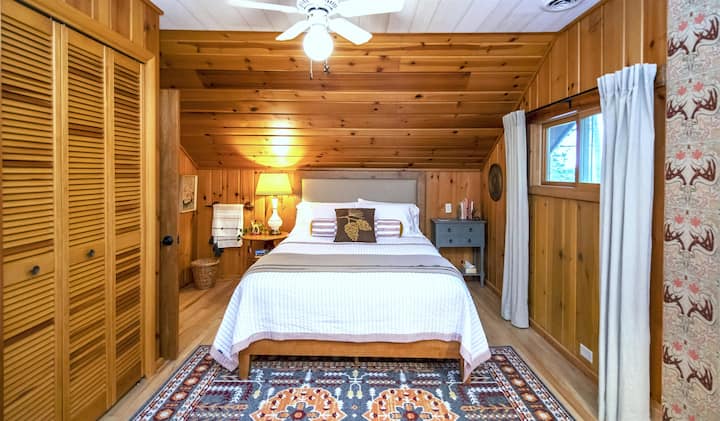 חדר שינה בסגנון "ויסקונסין" עם מיטת קווין סייז.