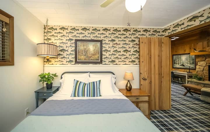 חדר שינה בעיצוב של דגים עם מיטת קווין סייז ומצעי כותנה 100%.