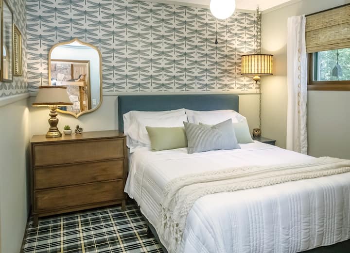 חדר שינה "Dragonfly" עם מיטת קווין סייז עם מצעי כותנה 100%.