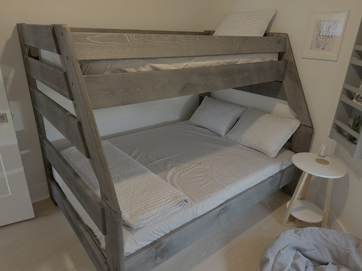 חדר שינה שלישי עם מיטת קומותיים/מיטה זוגית מלאה לילדים או למבוגרים