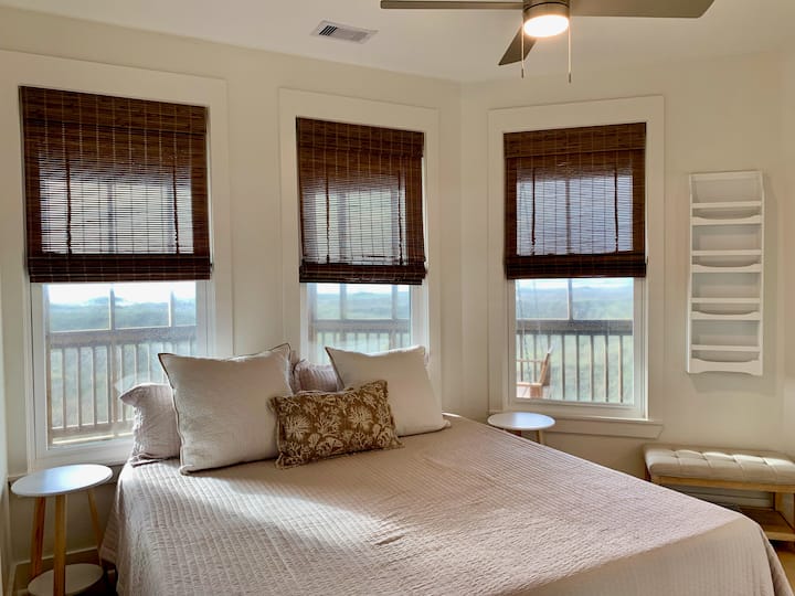 למטה תמצאו את הראשי עם מיטת קינג סייז וסוויטה