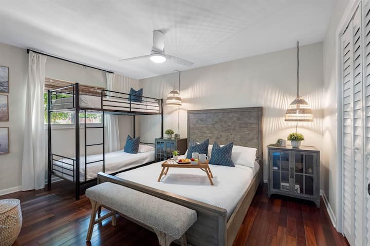 A versatile room offering ample sleeping space with a stylish mix of full and bunk beds.