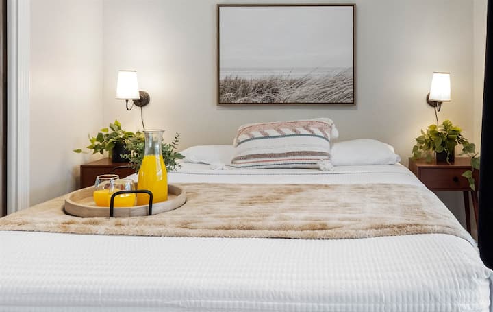 Neutral tones and modern finishes create a relaxing atmosphere in this inviting room.