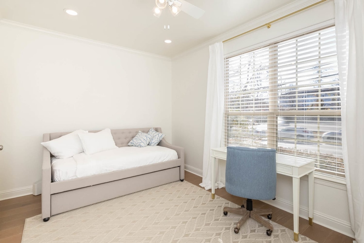 Биро и единечен кревет