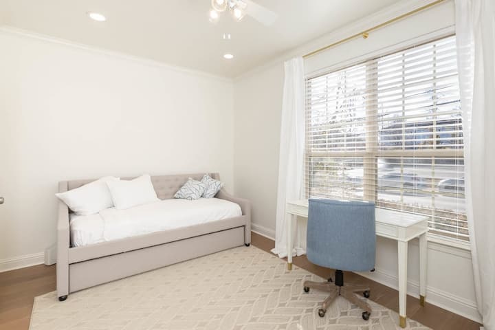 Სამუშაო მაგიდა და ერთადგილიანი საწოლი