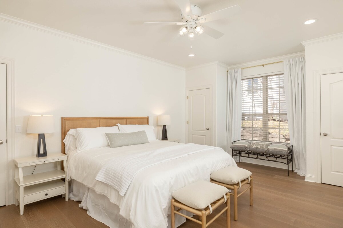 Главна спална соба со брачен кревет (широк 180-220 см)