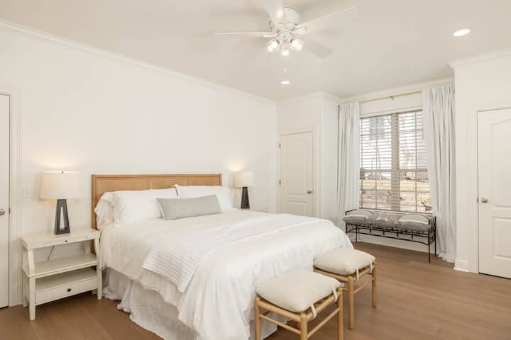 Მთავარი საძინებელი დიდი საწოლით