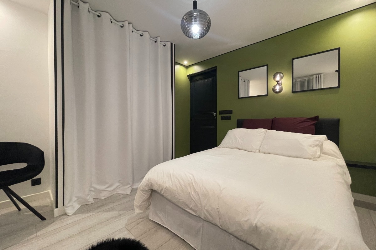 4º dormitorio con cama doble (140) con una sala de estar en elagua