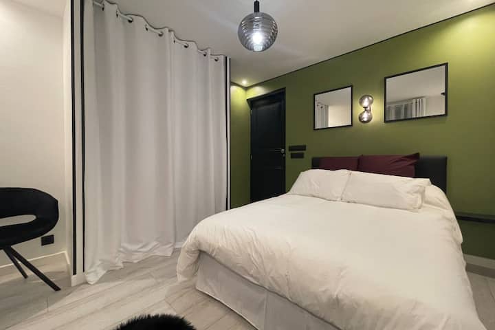 4th bedroom double bed (140) with room d ')water room