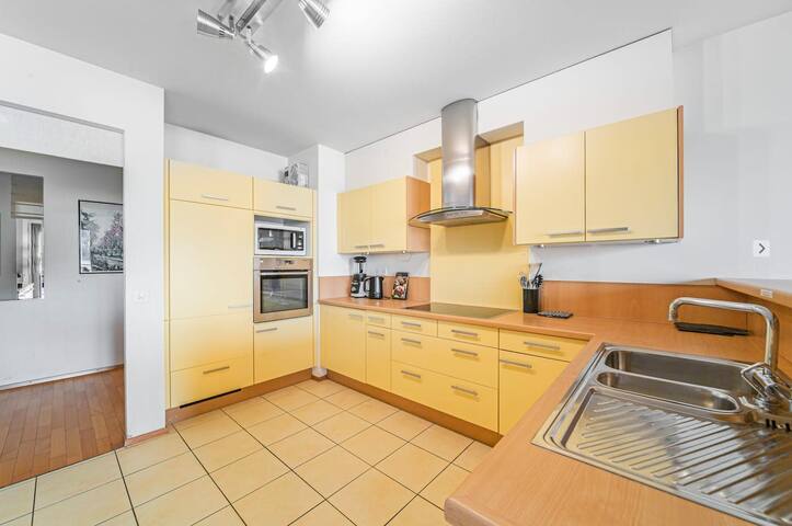 Incredible views of Montreux Lake 2BD Appartment gallery image 4