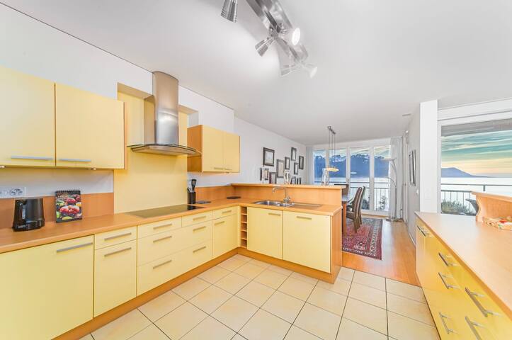 Incredible views of Montreux Lake 2BD Appartment gallery image 5