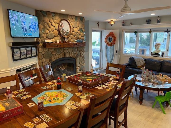 Ste pripravení na hru? My áno! Vyberte si z viac ako 40 hier, ktoré zabavia posádku počas upršaných dní.