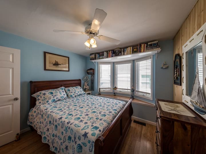 #2 Spálňa s manželskou posteľou Queen, skladacím pracovným stolom, žehličkou/žehliacou doskou a hrami v skrini.  Toto je v bezprostrednej blízkosti kúpeľne č. 1.