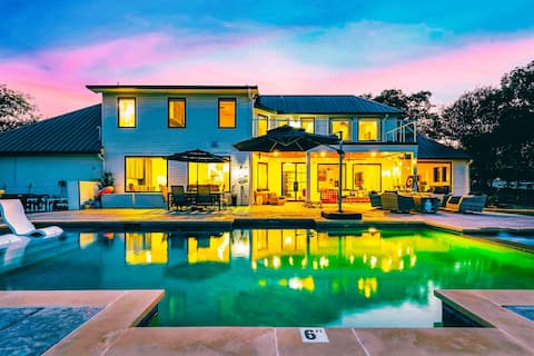 Luxury Lakefront | Hot Tub, Pool & Chef’s Kitchen!