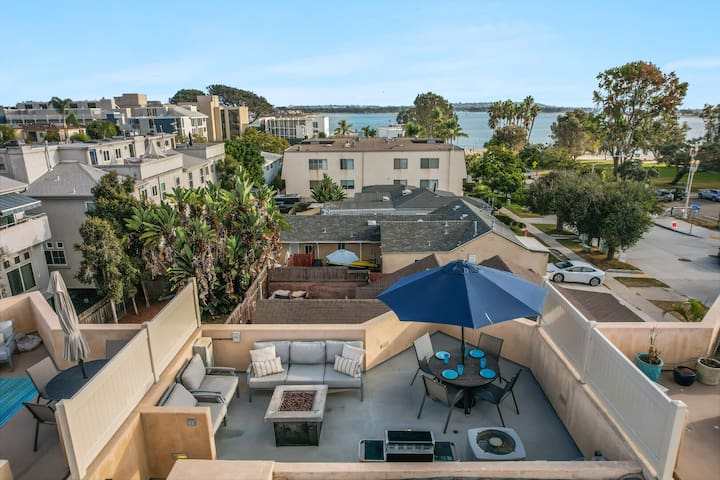 Bay Views + Rooftop! | AC, Garage + Beach Gear